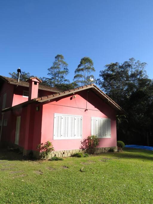 Сasa de vacaciones Linda Casa Em Mury,com Riacho E Lareira *